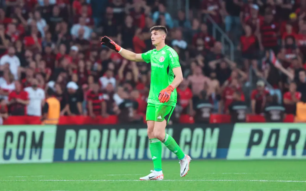 Sérgio Rochet e Inter agendam cirurgia para retirar placa e parafusos da mão esquerda