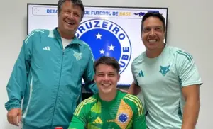 Cruzeiro assina com goleiro da base até 2028 e fixa multa milionária