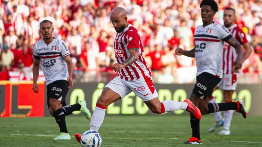 Náutico libera meia Patrick Allan, que fica livre no mercado (Foto: Gabriel França/CNC)