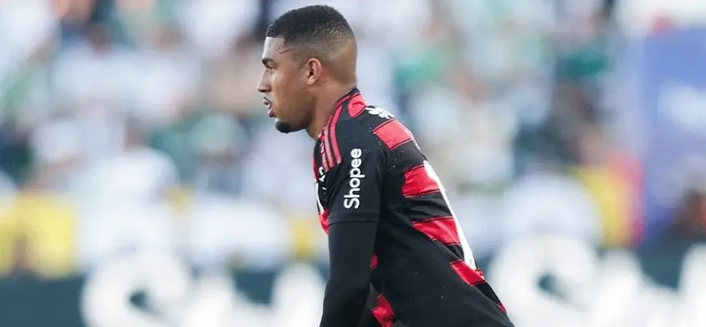 Samuel Lino é criticado em pichação na sede do Flamengo