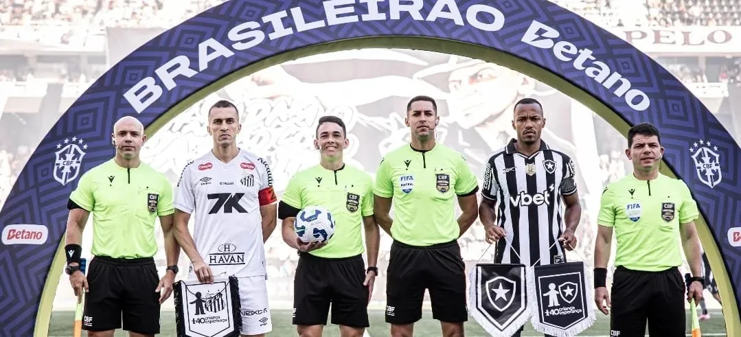 Dirigentes do Santos ofendem árbitro em empate com o Botafogo