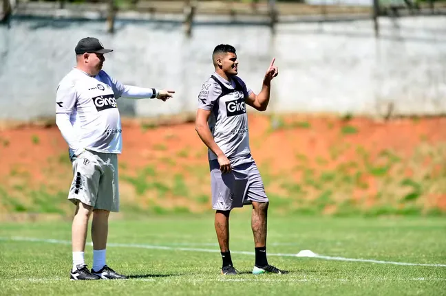 Jeh marca presença em treino e pode ser novidade da Ponte Preta na final da Série C