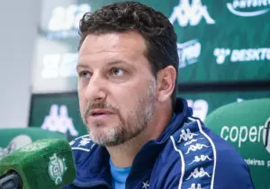 Guarani renova contrato Elano e coordenador segue em 2026