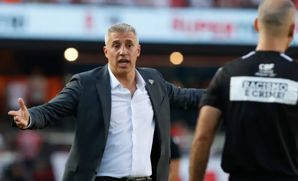 Crespo, do São Paulo, detona arbitragem: ‘Nunca vi isso em 50 anos, escandaloso’