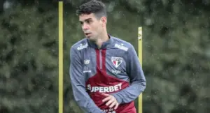 Oscar sofre nova lesão e adia retorno no São Paulo