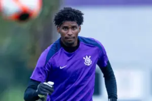 Hugo Souza sofre lesão e pode virar desfalque no Corinthians