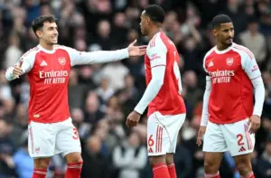 INGLÊS: Arsenal bate West Ham e assume liderança; United também vence