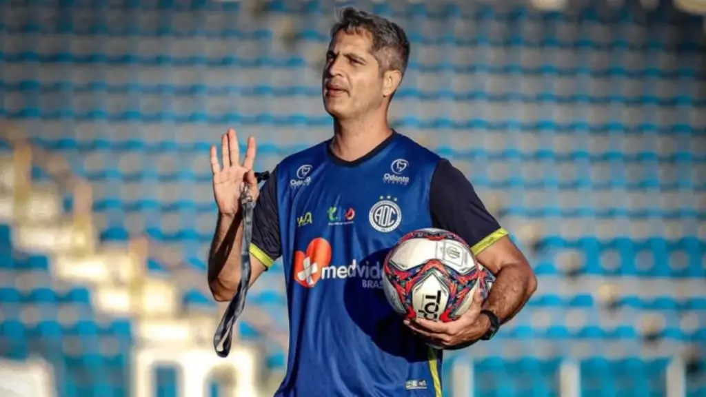 CSA negocia com Rodrigo Santana para comandar equipe em 2026 2 CSA inicia tratativas com Rodrigo Santana para comandar equipe em 2026 (Foto: Divulgação/Confiança)