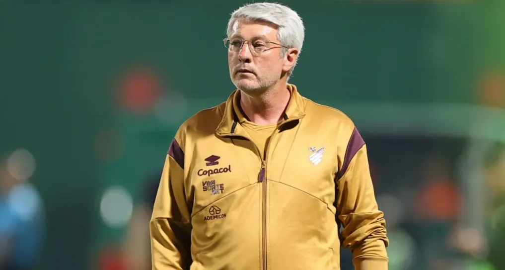 Tecnico do Athletico PR critica arbitragem do Athletiba 360