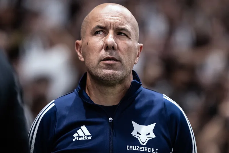 Tecnico do Cruzeiro critica arbitragem do classico