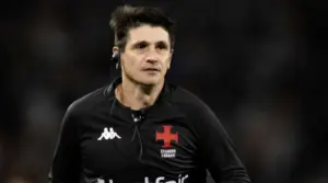 Vasco embala quarta vitória seguida, e auxiliar destaca apoio da torcida