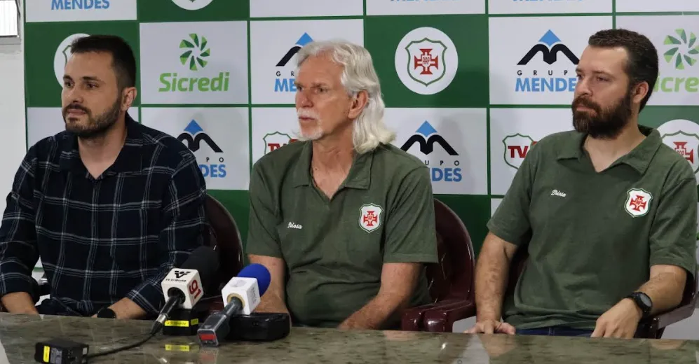 Sérgio Guedes é apresentado na Portuguesa Santista e fala em acesso na Série A3