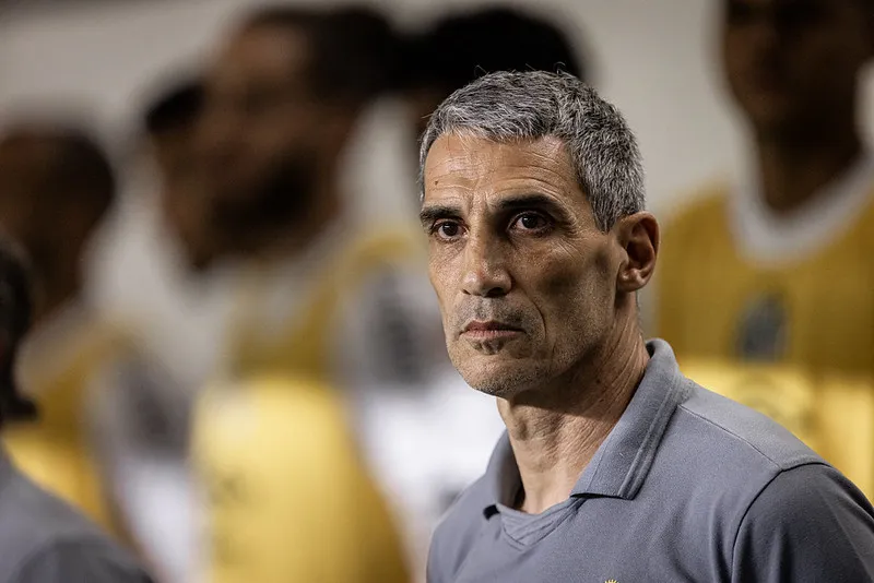 Vojvoda celebra vitoria do Santos contra o Corinthians