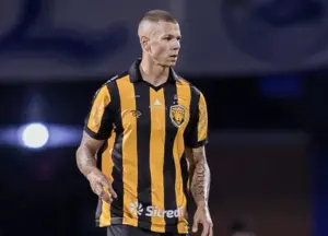 Léo Coelho admite clima especial em duelo contra o Athletico-PR: “É diferente”