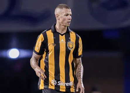 Léo Coelho admite clima especial em duelo contra o Athletico-PR: “É diferente”