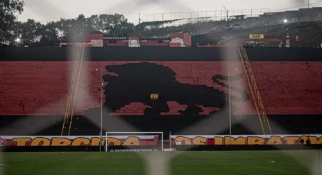 Cinegrafista é ferido por objeto arremessado durante clássico Vitória x Bahia