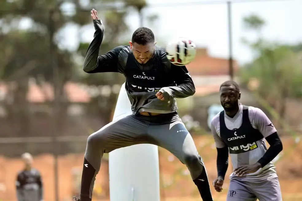 Wanderson durante treino da Ponte Preta — Foto: Marcos Ribolli/ PontePress
