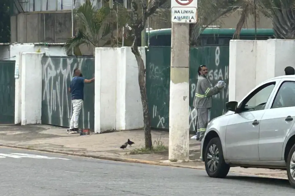 Portões do Brinco de Ouro amanhecem pichados após Guarani ficar sem acesso na Série C 2 WhatsApp Image 2025 10 14 at 09.15.19 edited