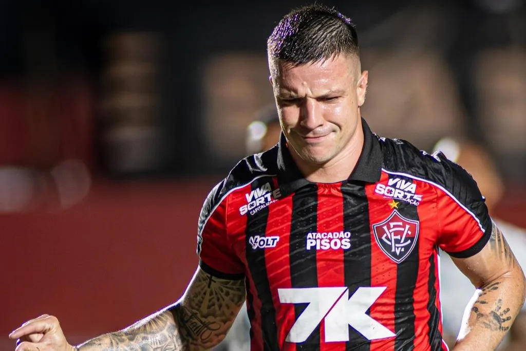 Vitória perde Kayzer e mais dois titulares para enfrentar o Santos 2 Vitória perde Kayzer e mais dois titulares para enfrentar o Santos (Foto: Victor Ferreira/ECV)