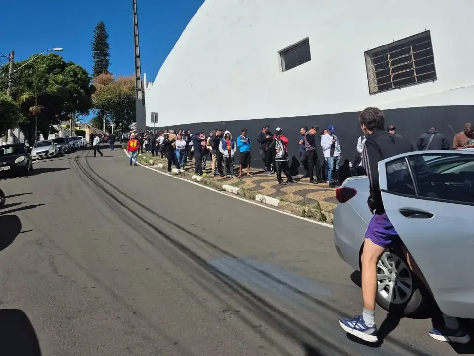 Torcida da Ponte Preta esgota ingressos para final da Série C 2 Torcida da Ponte Preta faz fila em frente ao Majestoso para comprar ingresso para final da Série C