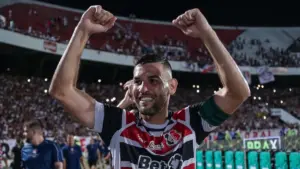 Santa Cruz negocia renovação contratual do zagueiro William Alves