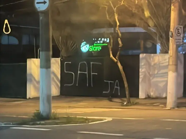 Portões do estádio do Guarani são pichados mais uma vez após eliminação na Série C: 'SAF já' 3 YeHQakin 3 edited