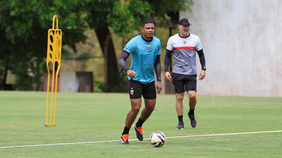 Zagueiro do Botafogo-SP destaca força do grupo e trabalho de Ivan Izzo