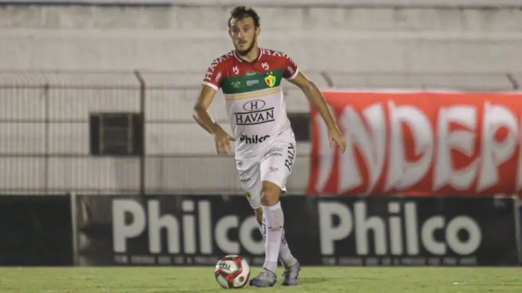 Santa Cruz acerta contratação de zagueiro do Brusque 2 Santa Cruz acerta contratação de zagueiro do Brusque (Foto: Divulgação/Brusque)