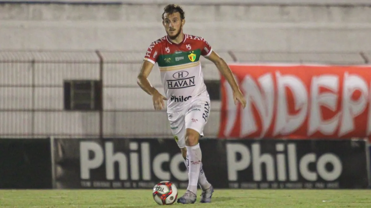 Santa Cruz acerta contratação de zagueiro do Brusque