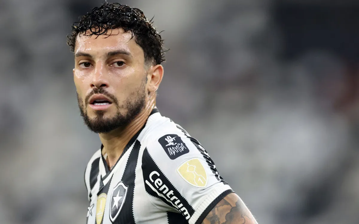 Lateral do Botafogo desabafa após tropeço: “O futebol pune”