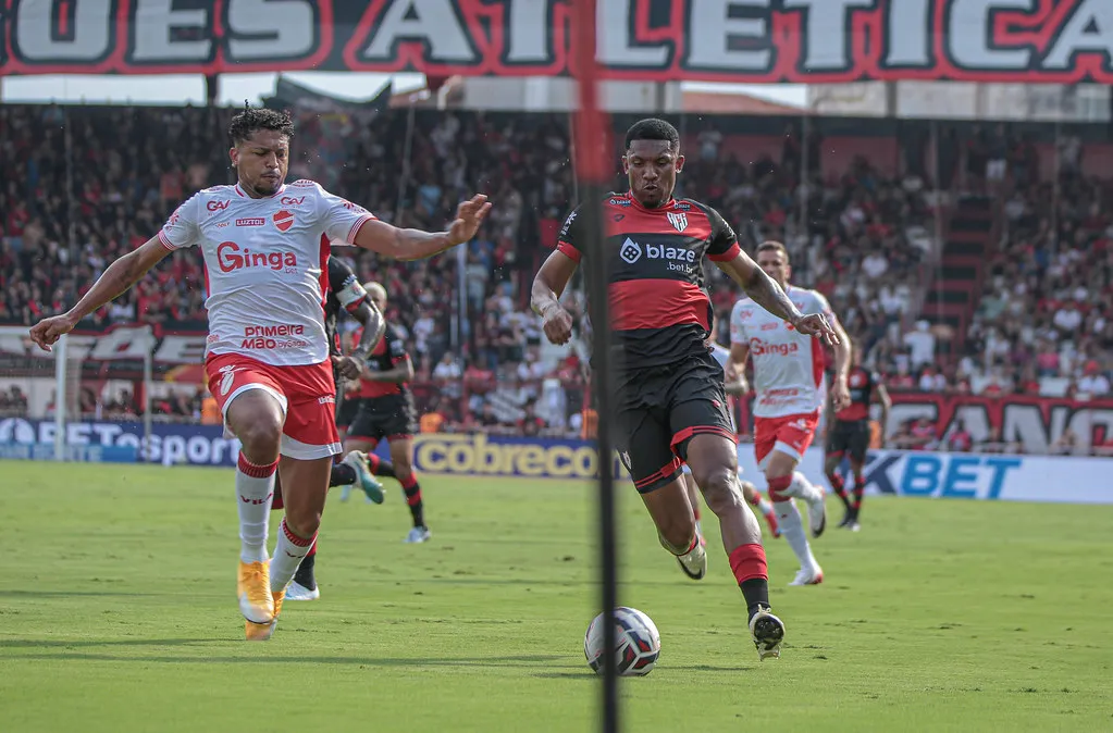 Atacante do Atlético-GO comemora vitória: "Vamos tentar ainda mais" 2 Atlético-GO supera Vila Nova Série B