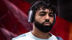 Gabigol provoca torcida do Atlético-MG na Arena MRV