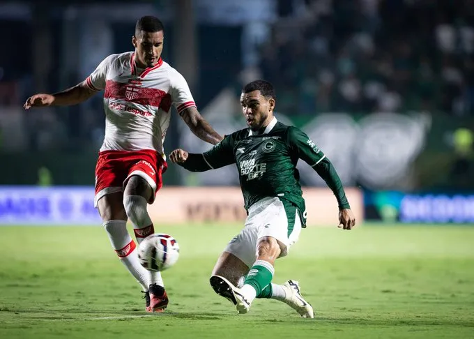 Goiás 1 x 2 CRB – Esmeraldino leva virada, se complica e Galo cola no G-4