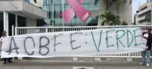 Torcedores do Flamengo protestam contra CBF: 'VARgonha'