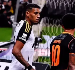 Memphis debocha de zagueiro do Atlético-MG em vitória do Corinthians