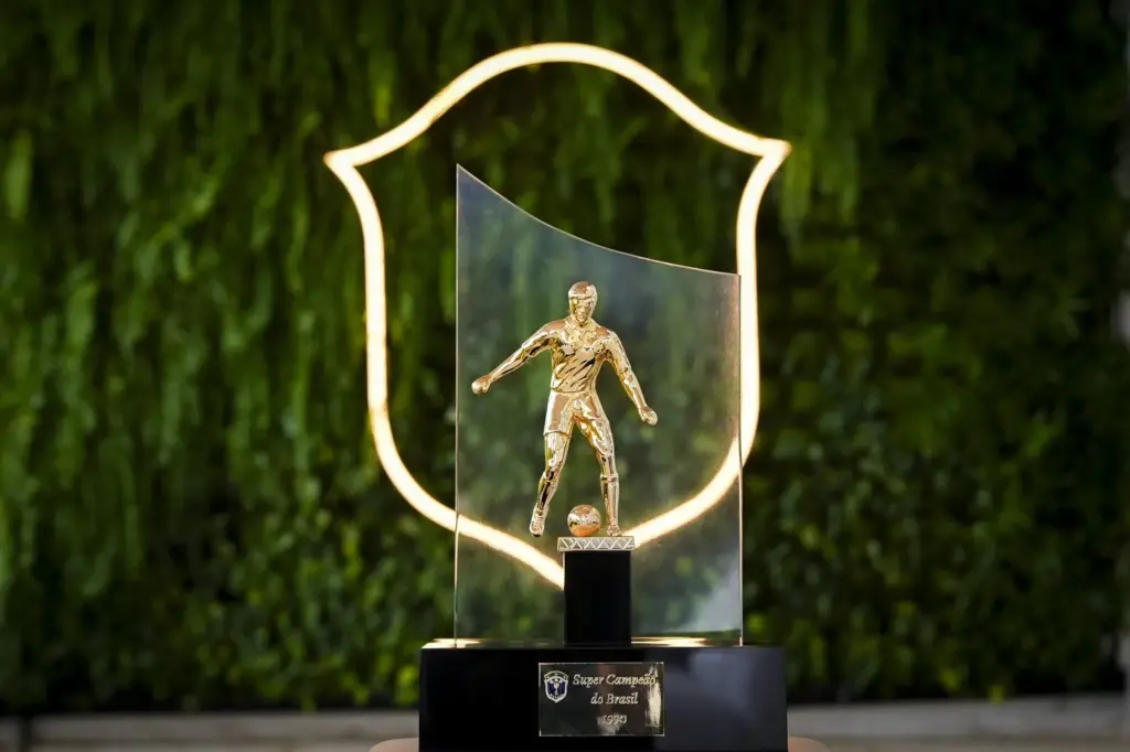 Grêmio recebe taça da Supercopa do Brasil em cerimônia da CBF 2 Grêmio recebe taça da Supercopa do Brasil em cerimônia da CBF (Foto: Divulgação)