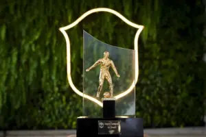 Grêmio recebe taça da Supercopa do Brasil em cerimônia da CBF