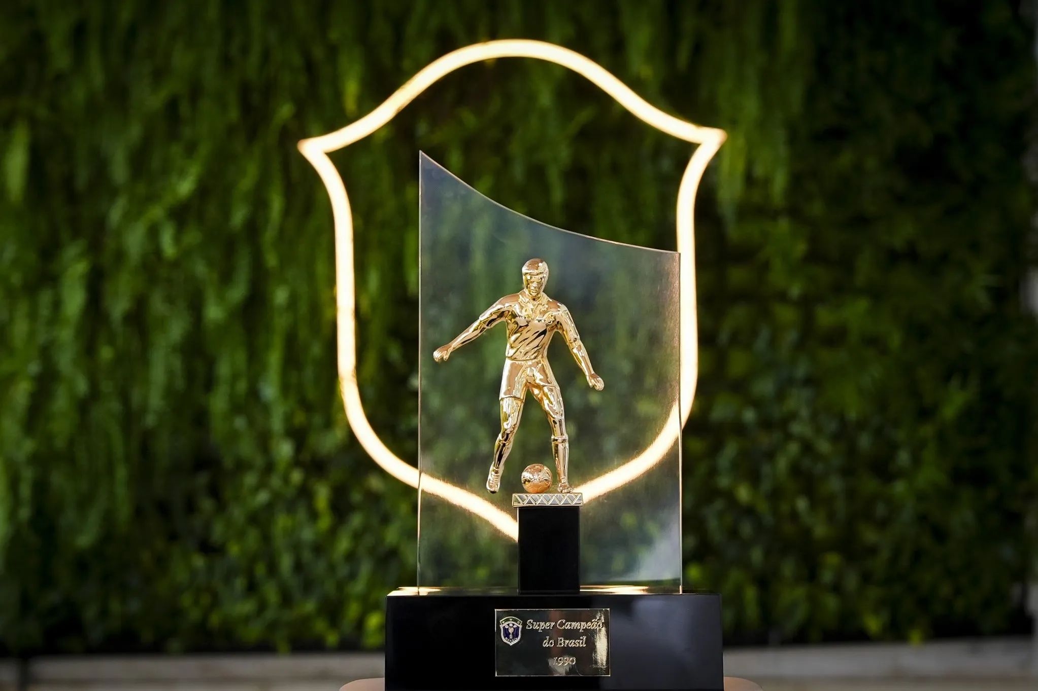 Grêmio recebe taça da Supercopa do Brasil em cerimônia da CBF (Foto: Divulgação)