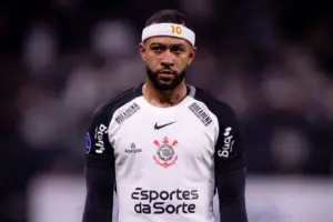 Memphis não consegue deixar o Rio de helicóptero e falta a treino do Corinthians