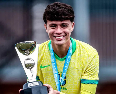 Lucas Miranda comemora título do Sul-Americano com a Seleção Brasileira