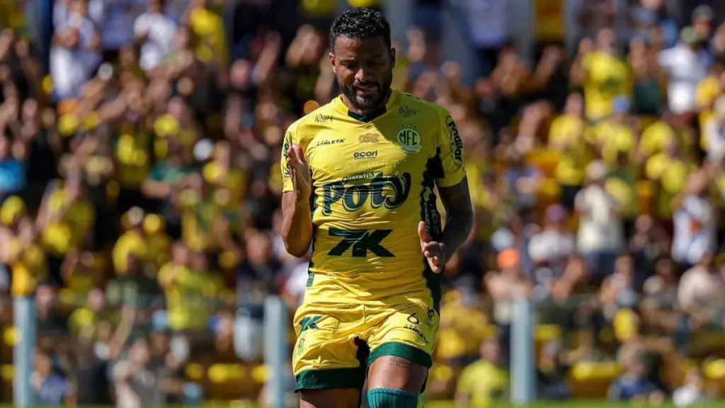 Reinaldo entra para a história e se firma entre os maiores laterais artilheiros do Brasileirão