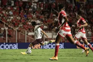 Volante da Ferroviária comemora empate: 