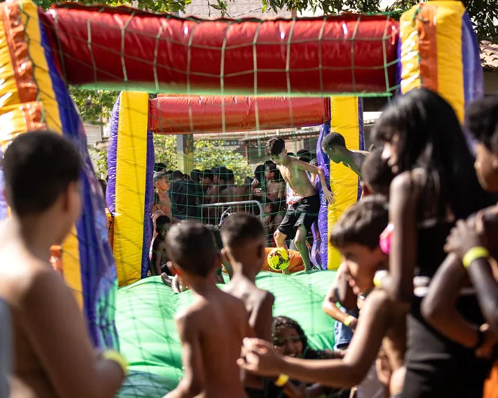 Ex-Flamengo, Matheus Gonçalves realiza ação social em Bangu no Dia das Crianças 2 sSjY3POC image