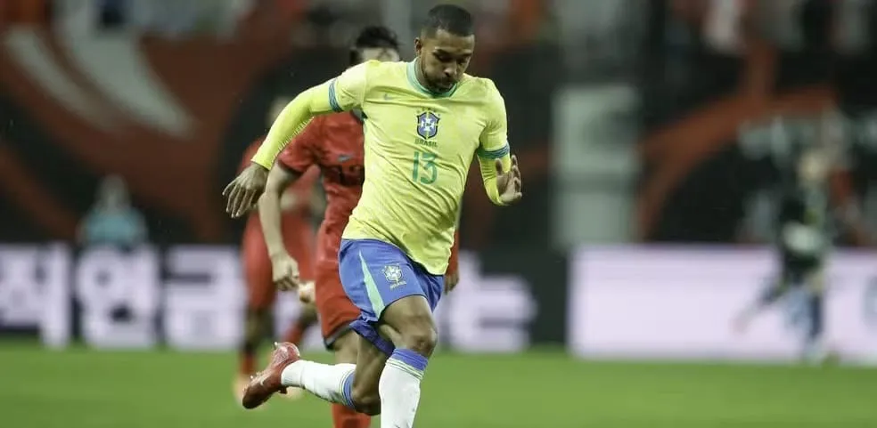 Rivalidade entre Botafogo e Vasco ganha destaque na lateral da seleção