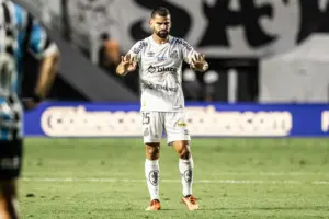 Tomás Rincón, com edema muscular, vira dúvida do Santos para clássico com Corinthians