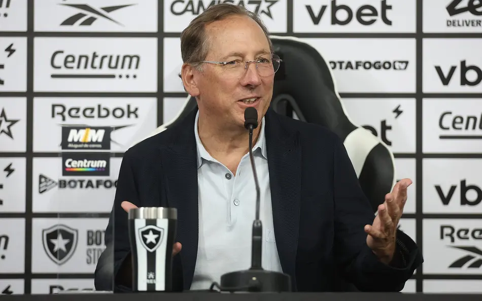 Textor provoca o Vasco e reafirma controle da SAF do Botafogo: “Não somos a 777”