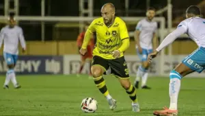 Artilheiro do São Bernardo pede foco para decisão na Série C