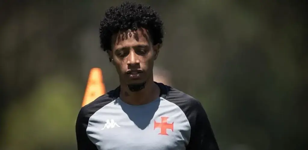 Dupla pode ser novidade no time titular do Vasco contra o Palmeiras