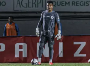 Goleiro do Londrina pede foco para decisão na Série C