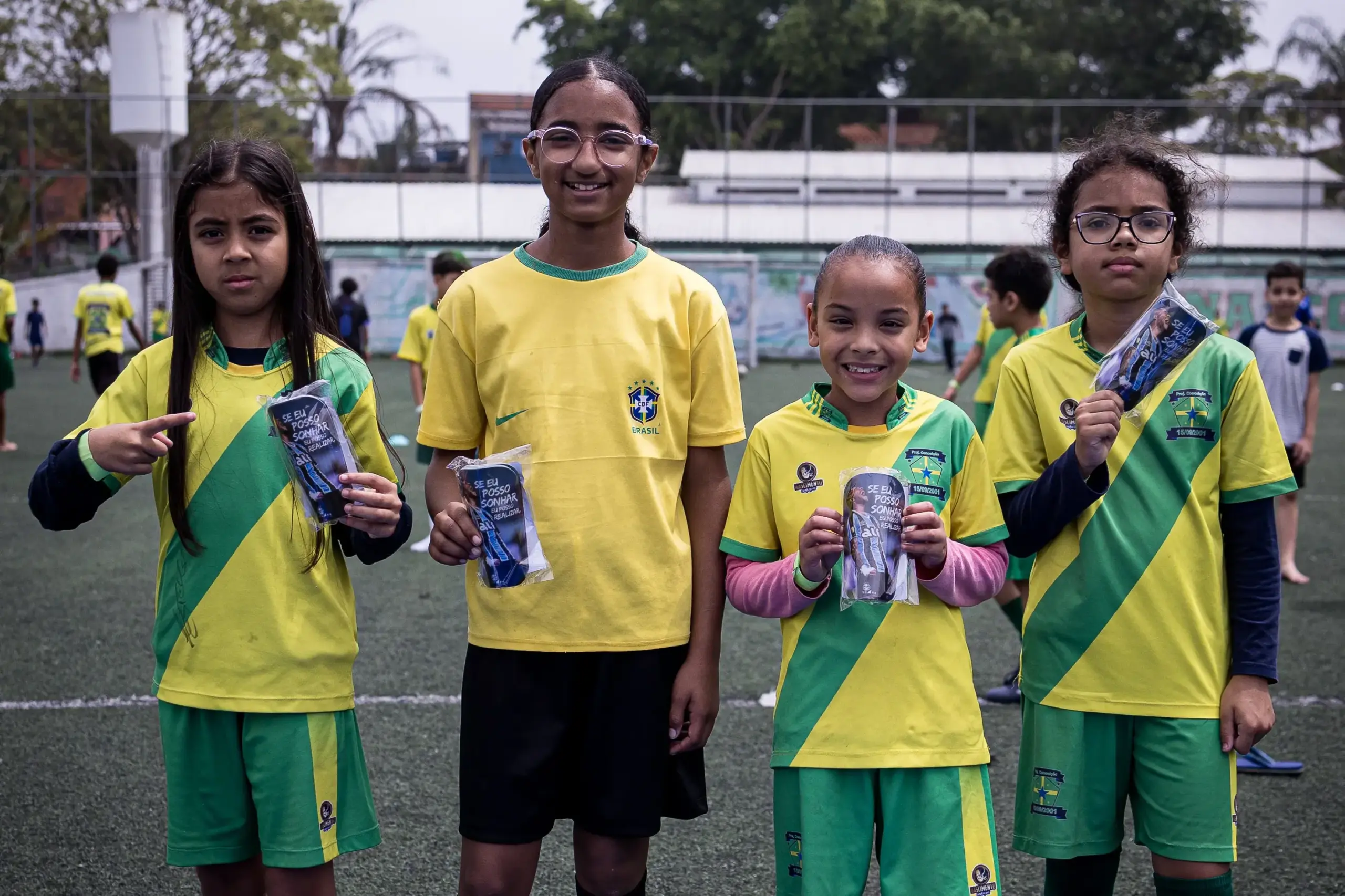 Lateral do Grêmio promoveu ação de Dia das Crianças com doação de caneleiras